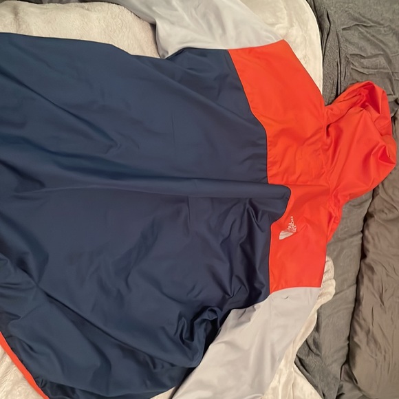 This is a very nice windbreaker coat to put over a sweater in the fall - Picture 2 of 2